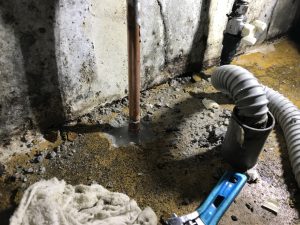 漏水.net | rousui.net | 東京の漏水調査 | 銅管を切り離したさらに下から漏水