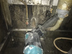 漏水.net | rousui.net | 東京の漏水調査 | 配管を通す穴を開口1