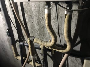 漏水.net | rousui.net | 東京の漏水調査 | 給湯器から延びている給湯管を切り離して新しく分岐1