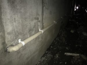 漏水.net | rousui.net | 東京の漏水調査 | 保温材を巻いた後しっかりと壁に固定1