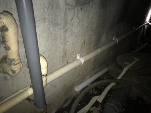 漏水.net | rousui.net | 東京の漏水調査 | 保温材を巻いた後しっかりと壁に固定2