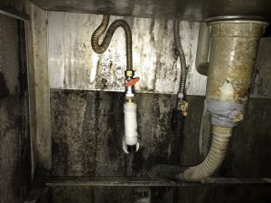 漏水.net | rousui.net | 東京の漏水調査 | 厨房内に配管後それぞれ給湯設備に接続1
