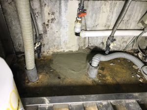 漏水.net | rousui.net | 東京の漏水調査 | 既存給湯管の飛び込み位置の切断箇所をそれぞれモルタルとコーキングにて処理1