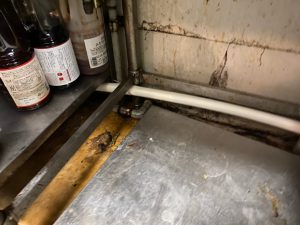 漏水.net | rousui.net | 東京の漏水調査 | 厨房内に配管後それぞれ給湯設備に接続1