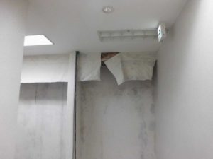漏水.net | rousui.net | 東京の漏水調査 | 壁紙がめくれて床に天井のボードが散乱1