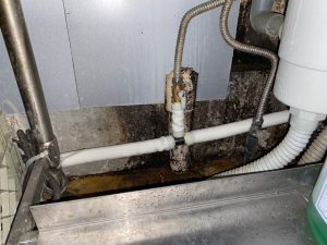 漏水.net | rousui.net | 東京の漏水調査 | 厨房内に配管後それぞれ給湯設備に接続2