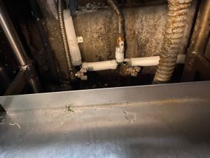 漏水.net | rousui.net | 東京の漏水調査 | 厨房内に配管後それぞれ給湯設備に接続3