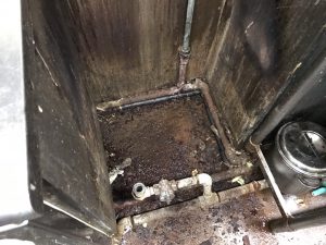 漏水.net | rousui.net | 東京の漏水調査 | 厨房機器屋さんが今回交換するガス台を撤去