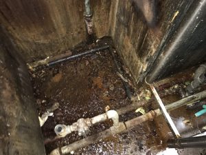 漏水.net | rousui.net | 東京の漏水調査 | 破損していた給湯管、HT管を切り離し