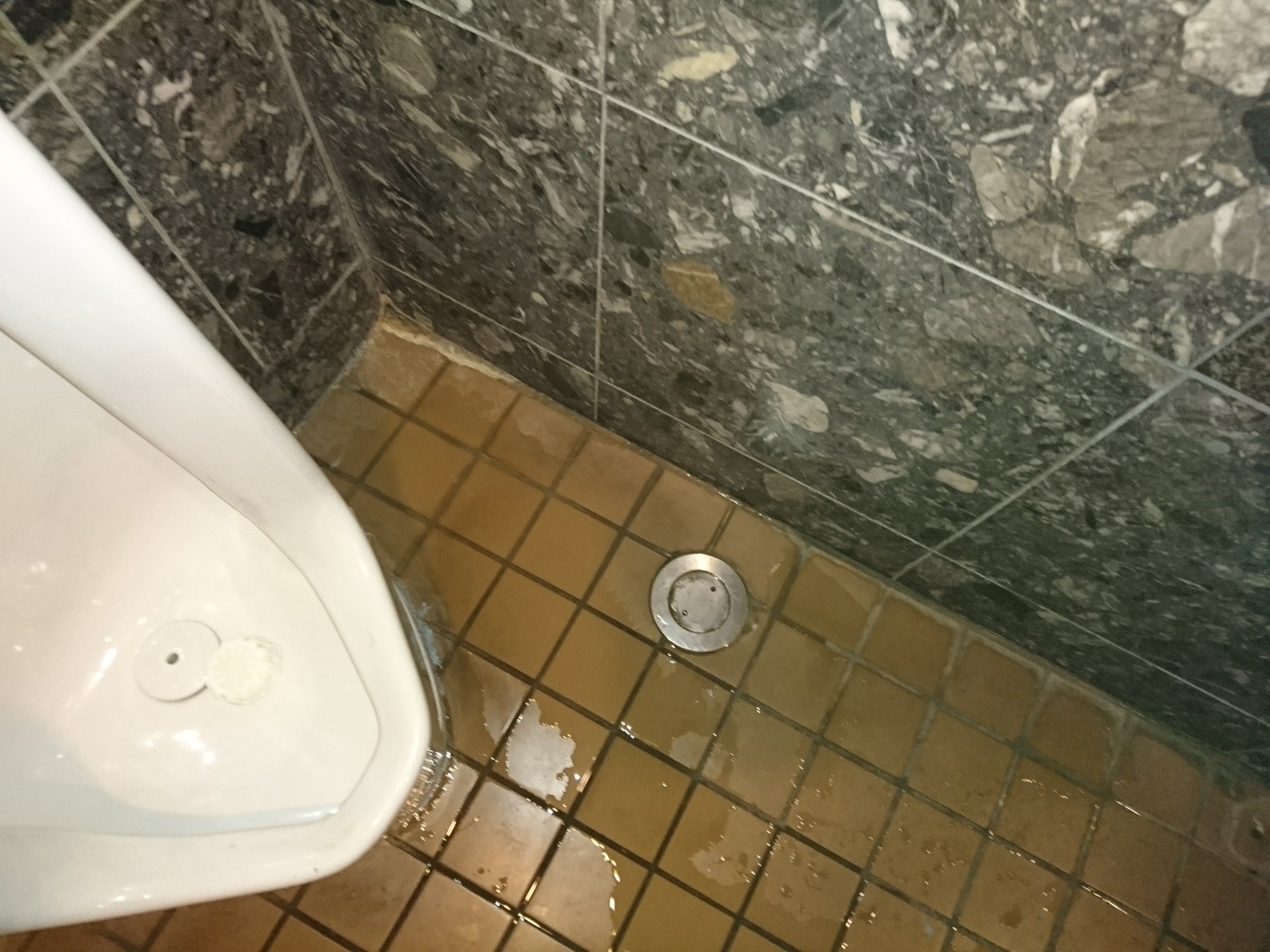 漏水.net | rousui.net | 東京の漏水調査 | 男子トイレ内2