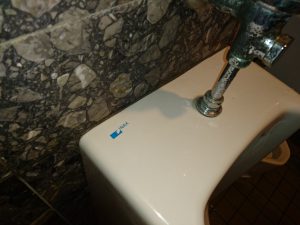漏水.net | rousui.net | 東京の漏水調査 | 小便器と壁の隙間から漏水
