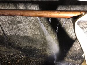 漏水.net | rousui.net | 東京の漏水調査 | 保温材を剥がして確認