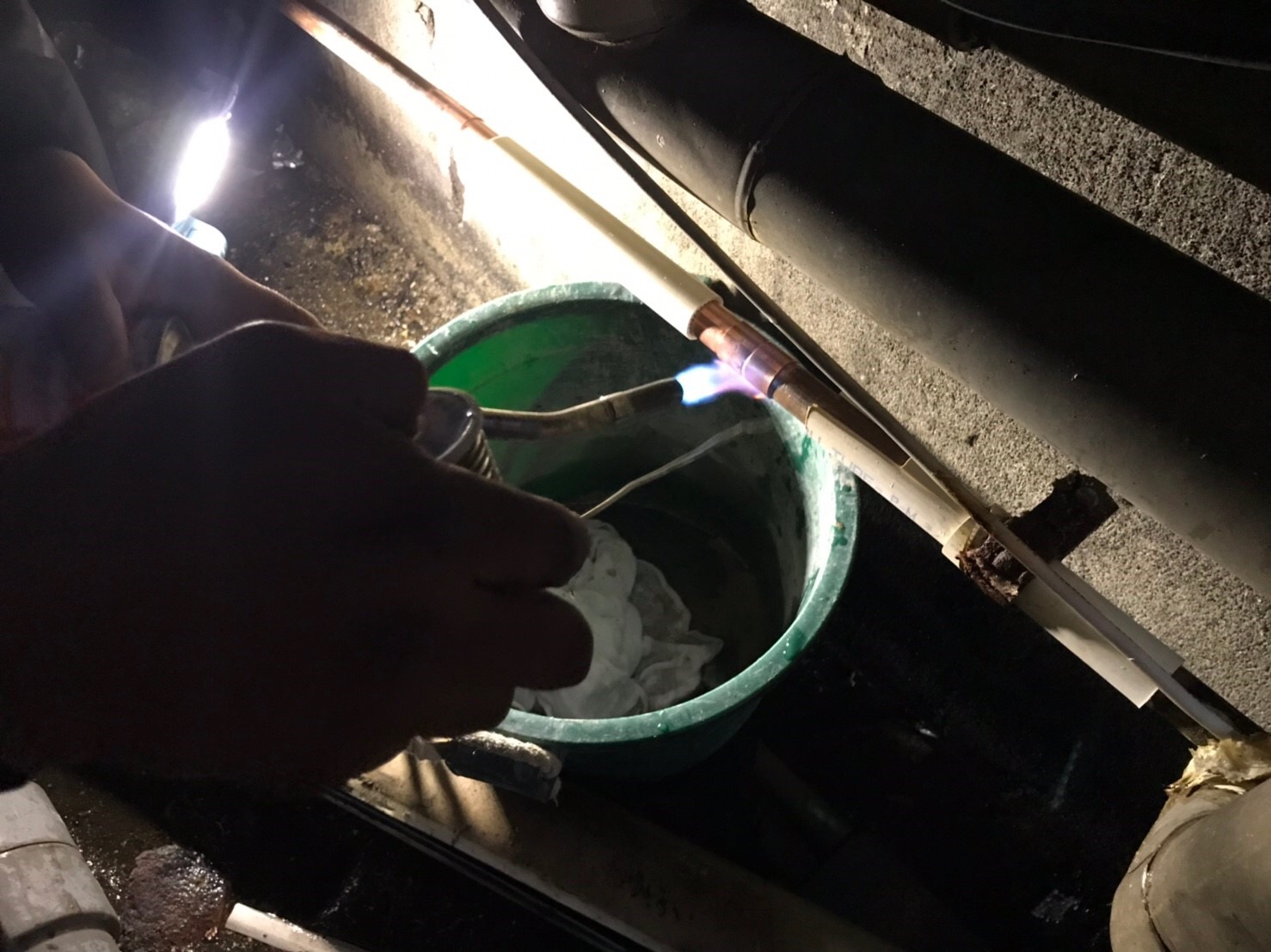 漏水.net | rousui.net | 東京の漏水調査 | 切り離した箇所に新しく銅管を溶接、ロウ付けして接続1