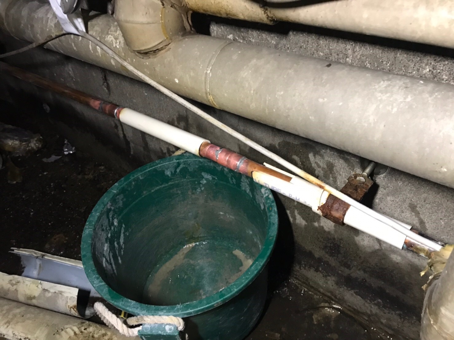 漏水.net | rousui.net | 東京の漏水調査 | 切り離した箇所に新しく銅管を溶接、ロウ付けして接続2