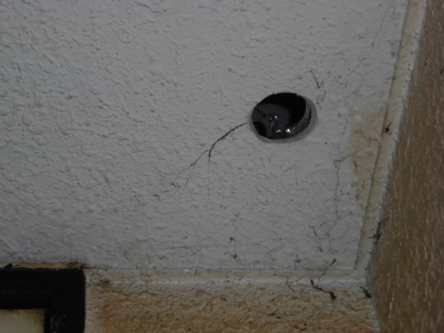 漏水.net | rousui.net | 東京の漏水調査 | 階段から建物内に配管する為の穴を開ける2