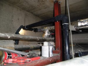 漏水.net | rousui.net | 東京の漏水調査 | 天井内へ入り別ルートで配管した給水管に切り替え