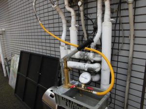 漏水.net | rousui.net | 左側の給湯器のフレキ管を外して耐圧テスト1