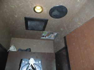 女子トイレ内の点検口から壁に穿孔 | 漏水.net | rousui.net