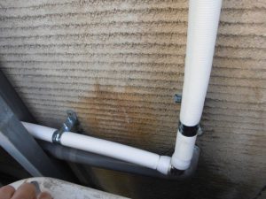 配管した屋外の給湯管に支持固定3 | 漏水.net | rousui.net