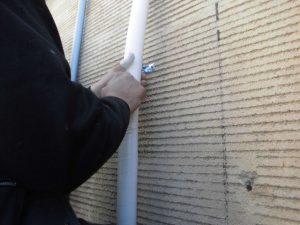 保温材の上からキャンバステープを巻いて屋外の給湯管は完了1 | 漏水.net | rousui.net