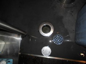 厨房内の掃除口から水が溢れてくる | 漏水.net | rousui.net