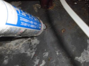 既存給湯管を切り離した床の跡にコーキング処理-1 | 漏水.net | rousui.net